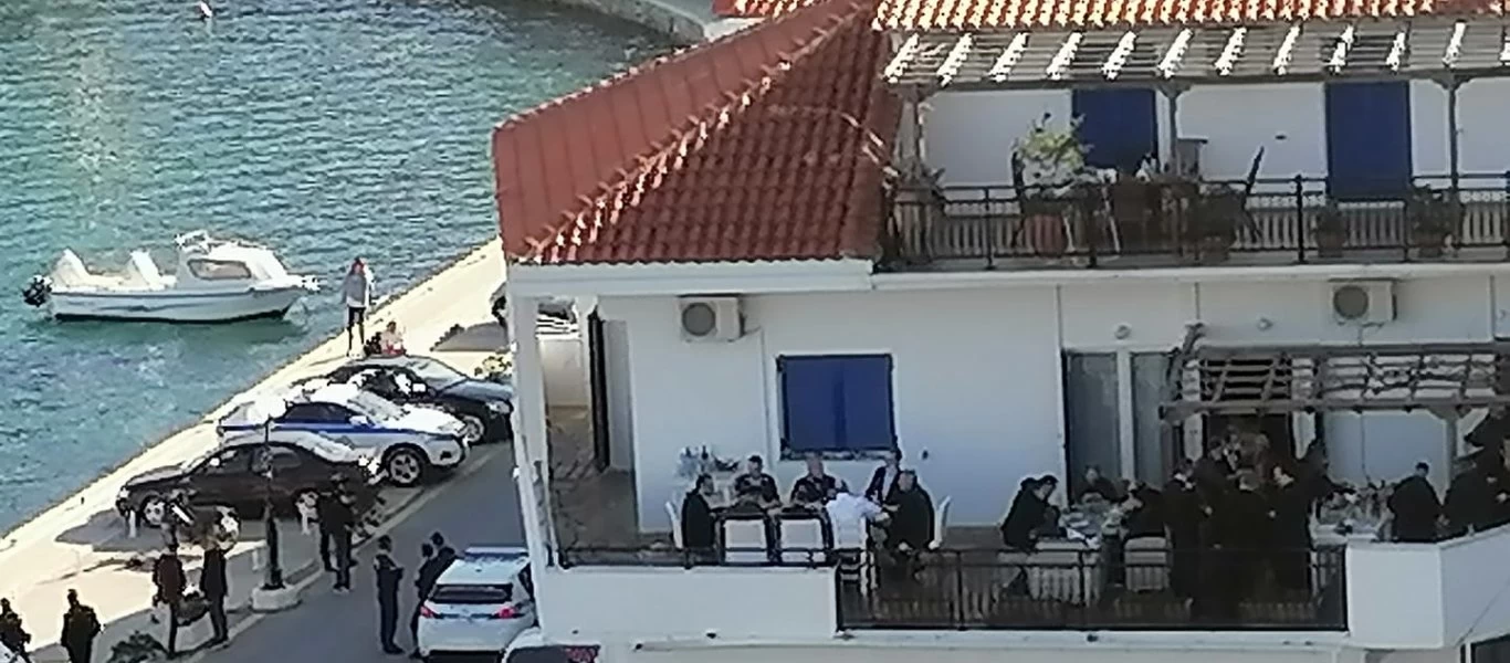 «Πρόχειρο και σύντομο γεύμα» μετά την «ανεμελιά» η καταπάτηση από τον Κ.Μητσοτάκη των κανόνων συγχρωτισμού στην Ικαρία